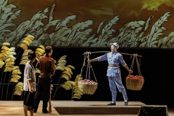 钱坛子 首部上海喜剧《虎口夺金》上演，不只是滑稽